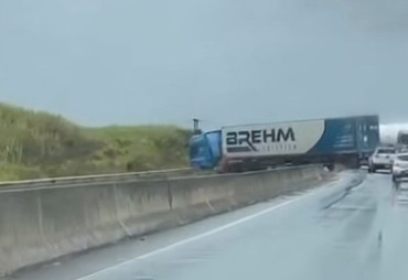 Carreta perde controle e invade pista contrária na BR-101 no município de Maruim