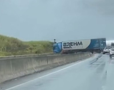 Carreta perde controle e invade pista contrária na BR-101 no município de Maruim
