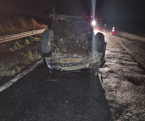 Carro capota após bater em ponte na SE-270, em Simão Dias; motorista fica ferido