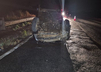Carro capota após bater em ponte na SE-270, em Simão Dias; motorista fica ferido