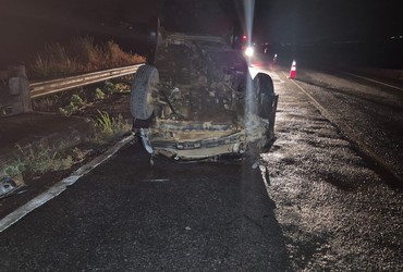 Carro capota após bater em ponte na SE-270, em Simão Dias; motorista fica ferido