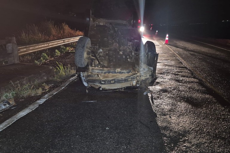 Carro capota após bater em ponte na SE-270, em Simão Dias; motorista fica ferido