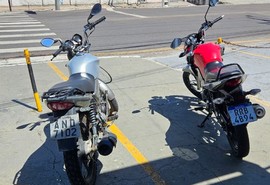 PM apreende moto adulterada e materiais para tráfico no bairro Getúlio Vargas