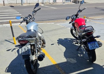PM apreende moto adulterada e materiais para tráfico no bairro Getúlio Vargas