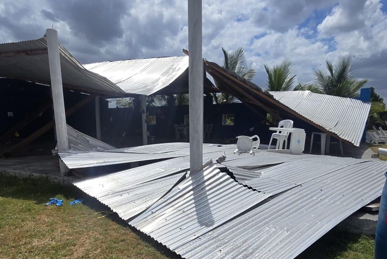 Ventania derruba cobertura de balneário e deixa cinco feridos em Campo do Brito