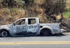 Veículo pega fogo na SE-065 em São Cristóvão e mobiliza Corpo de Bombeiros