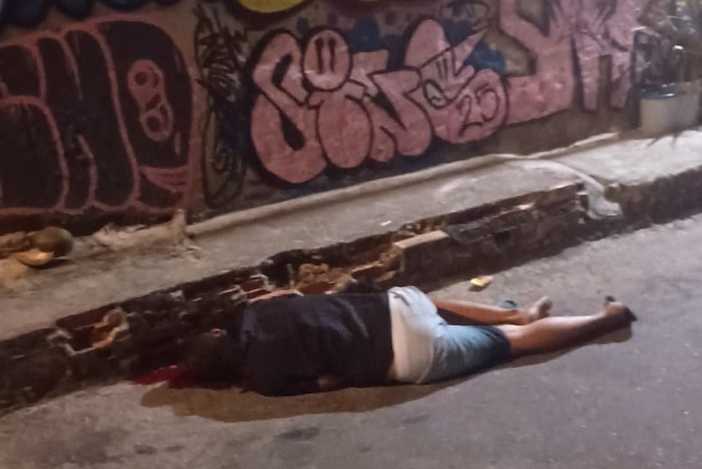 Homem é morto a tiros em via pública no bairro Industrial, em Aracaju