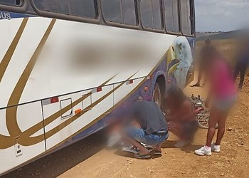 Colisão entre moto e ônibus deixa uma mulher morta e outra ferida em Macambira