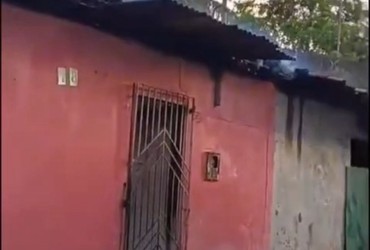 [Vídeo] Incêndio destrói casa em vila de Itabaiana; principal suspeito é ex-companheiro da moradora