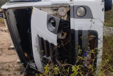 Caçamba tomba e deixa motorista ferido na SE-339, em Nossa Senhora das Dores