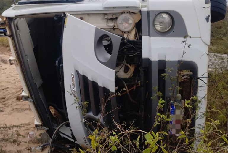 Caçamba tomba e deixa motorista ferido na SE-339, em Nossa Senhora das Dores