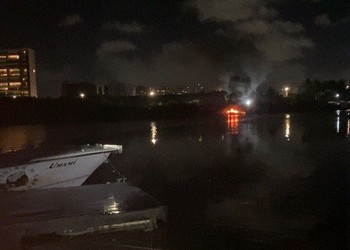 Incêndio atinge duas embarcações no rio Sergipe, em Aracaju