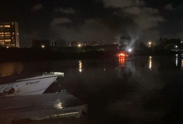 Incêndio atinge duas embarcações no rio Sergipe, em Aracaju