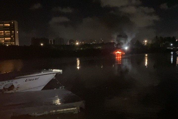 Incêndio atinge duas embarcações no rio Sergipe, em Aracaju
