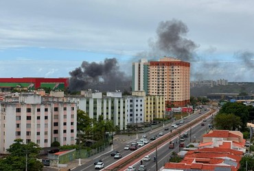 [VÍDEO] Van é destruída por incêndio na Avenida Tancredo Neves, em Aracaju