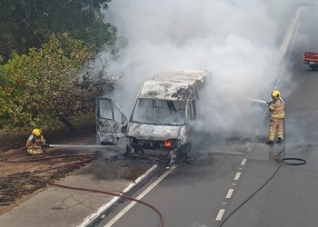 [VÍDEO] Van é destruída por incêndio na Avenida Tancredo Neves, em Aracaju