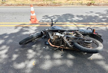 Motociclista fica ferido após colisão com carro na SE-065, em São Cristóvão