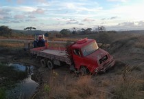 Caminhão sai da pista e cai em ribanceira na SE-339, em Nossa Senhora das Dores