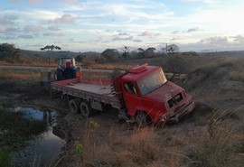Caminhão sai da pista e cai em ribanceira na SE-339, em Nossa Senhora das Dores