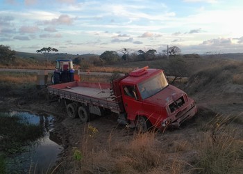 Caminhão sai da pista e cai em ribanceira na SE-339, em Nossa Senhora das Dores