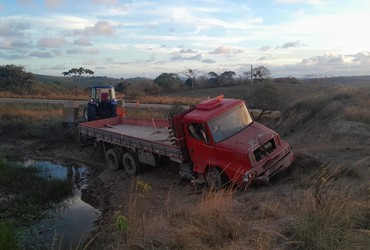 Caminhão sai da pista e cai em ribanceira na SE-339, em Nossa Senhora das Dores