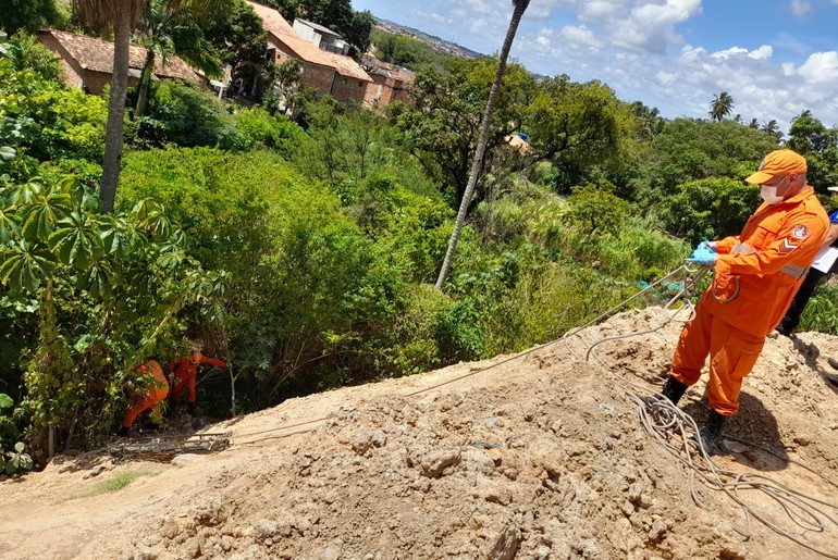 VÍDEO; Homem é encontrado morto em grota no bairro Soledade, em Aracaju