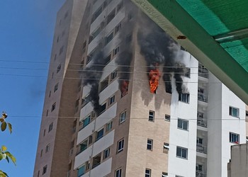 VÍDEO; Incêndio de grandes proporções atinge apartamento no bairro Luzia, em Aracaju