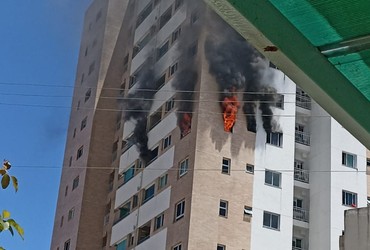 Incêndio de grandes proporções atinge apartamento no bairro Luzia, em Aracaju