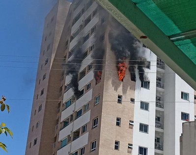 VÍDEO; Incêndio de grandes proporções atinge apartamento no bairro Luzia, em Aracaju