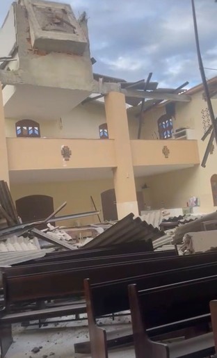 Teto de igreja desaba na Taiçoca de Fora, em Socorro; VÍDEO