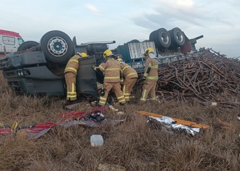 Caminhão capota na SE-230 e deixa um morto e dois feridos em Nossa Senhora das Dores