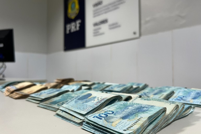 PRF apreende R$ 67 mil em espécie durante abordagem na BR-235, em Nossa Senhora do Socorro