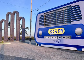 Estúdio Verão Metropolitana 2026 transforma a Orla da Atalaia em palco de rádio ao vivo e experiências interativas