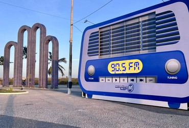 Estúdio Verão Metropolitana 2026 transforma a Orla da Atalaia em palco de rádio ao vivo e experiências interativas