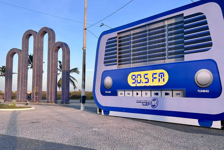 Estúdio Verão Metropolitana 2026 transforma a Orla da Atalaia em palco de rádio ao vivo e experiências interativas