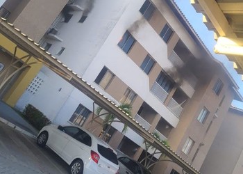 Incêndio atinge apartamento na Barra dos Coqueiros e deixa morador ferido