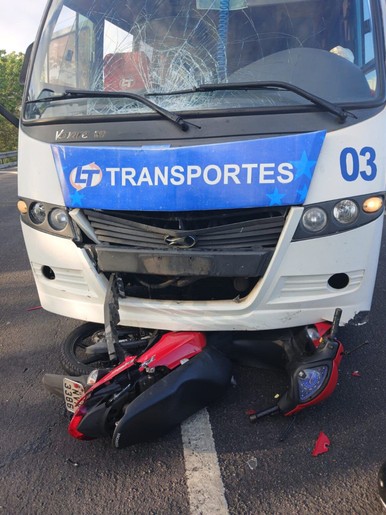 Motociclista fica gravemente ferido após colisão com micro-ônibus na BR-101, em Estância