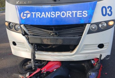 Motociclista fica gravemente ferido após colisão com micro-ônibus na BR-101, em Estância