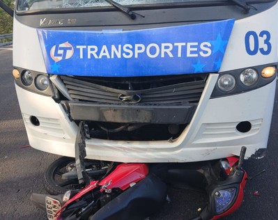 Motociclista fica gravemente ferido após colisão com micro-ônibus na BR-101, em Estância