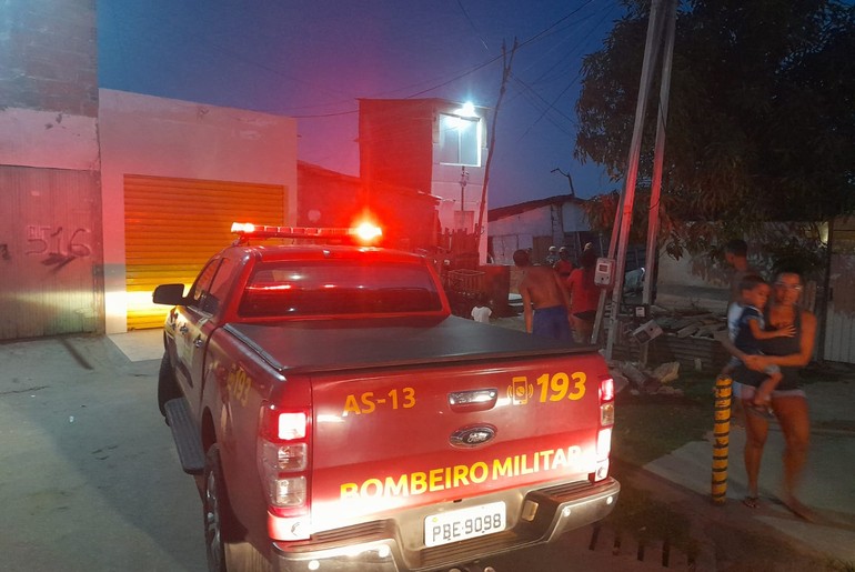 Parte de casa desaba com duas pessoas dentro no bairro Industrial, em Aracaju