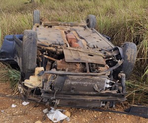 Carro sai da pista, colide em poste e capota na SE-339, em Nossa Senhora das Dores