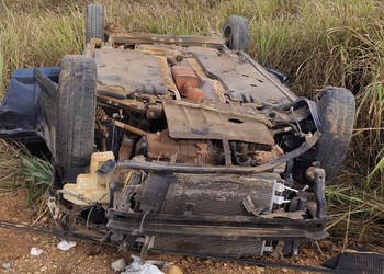 Carro sai da pista, colide em poste e capota na SE-339, em Nossa Senhora das Dores