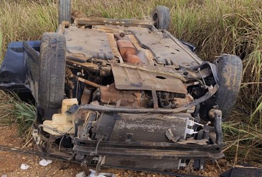 Carro sai da pista, colide em poste e capota na SE-339, em Nossa Senhora das Dores