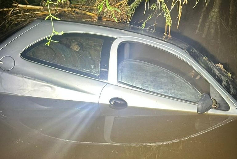 Enxurrada arrasta veículo e deixa dois mortos na zona rural de Simão Dias