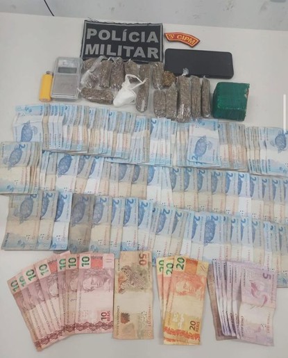 Dupla é levada à delegacia após apreensão de drogas no centro de Maruim