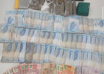 Dupla é levada à delegacia após apreensão de drogas no centro de Maruim