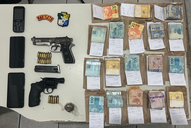 Suspeitos de assalto são presos com armas e dinheiro após perseguição em Riachão do Dantas