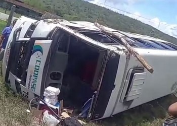 Micro-ônibus intermunicipal tomba e deixa feridos no interior sergipano