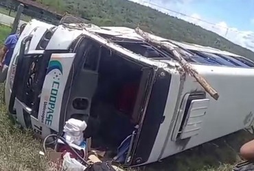 Micro-ônibus intermunicipal tomba e deixa feridos no interior sergipano