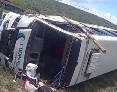 Micro-ônibus intermunicipal tomba e deixa feridos no interior sergipano